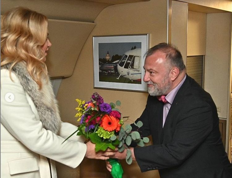 Premiérova manželka Monika Babišová po příletu USA dostala květinu od velvyslance Hynka Kmoníčka (5. 3. 2019)