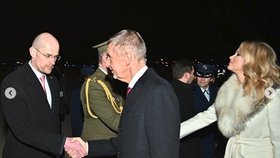 Premiérova manželka Monika Babišová po příletu do USA dostala květinu od velvyslance Hynka Kmoníčka. (5. 3. 2019)