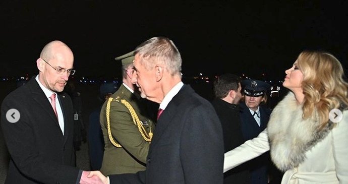 Premiérova manželka Monika Babišová po příletu USA dostala květinu od velvyslance Hynka Kmoníčka (5. 3. 2019).