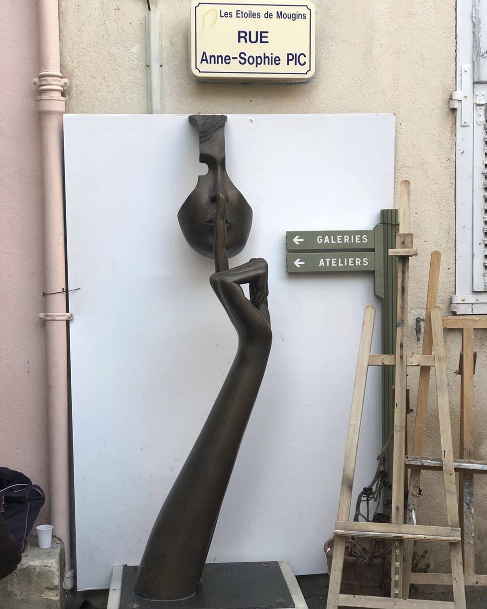 Město Mougins patří ve Francii umělcům a uměleckým dílům, která Moniku Babišovou evidentně hodně zaujala. Pochlubila se s nimi i na svém instagramu