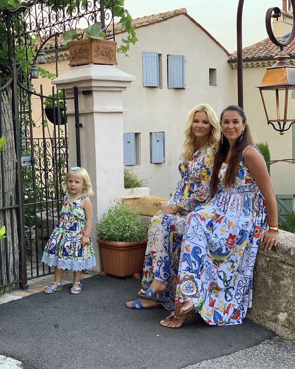 Na společném výletě se Babišová s Augistin Poláčkovou a její dcerkou sladily ve výběru šatů