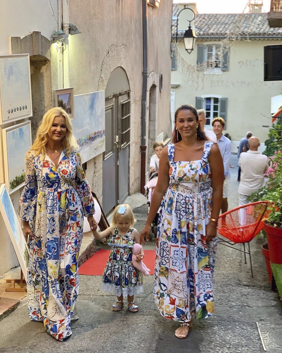 Na společném výletě se Babišová s Augustin Poláčkovou a její dcerkou sladily ve výběru šatů.