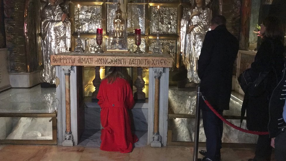 Manželka premiéra Andreje Babiše Monika u hrobu Ježíše Krista. (19.2.2019)