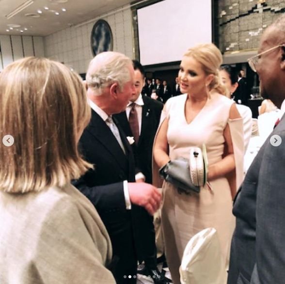 Manželka premiéra Andreje Babiše (ANO) Monika Babišová na recepci japonského premiéra si sáhla na prince Charlese (říjen 2019)