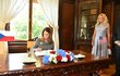 Susan Pompeová se podepsala v Kramářově vile do pamětní knihy. Společnost ji celou dobu návštěvy dělala manželka českého premiéra Monika Babišová (20. 8. 2020)