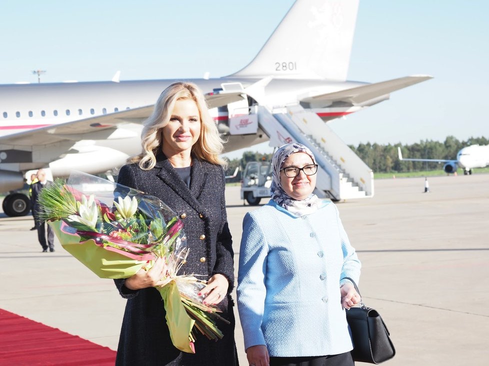 Ženy premiérů - manželku českého předsedy vlády Andreje Babiše - Moniku, vítala na letišti květinou žena marockého premiéra.