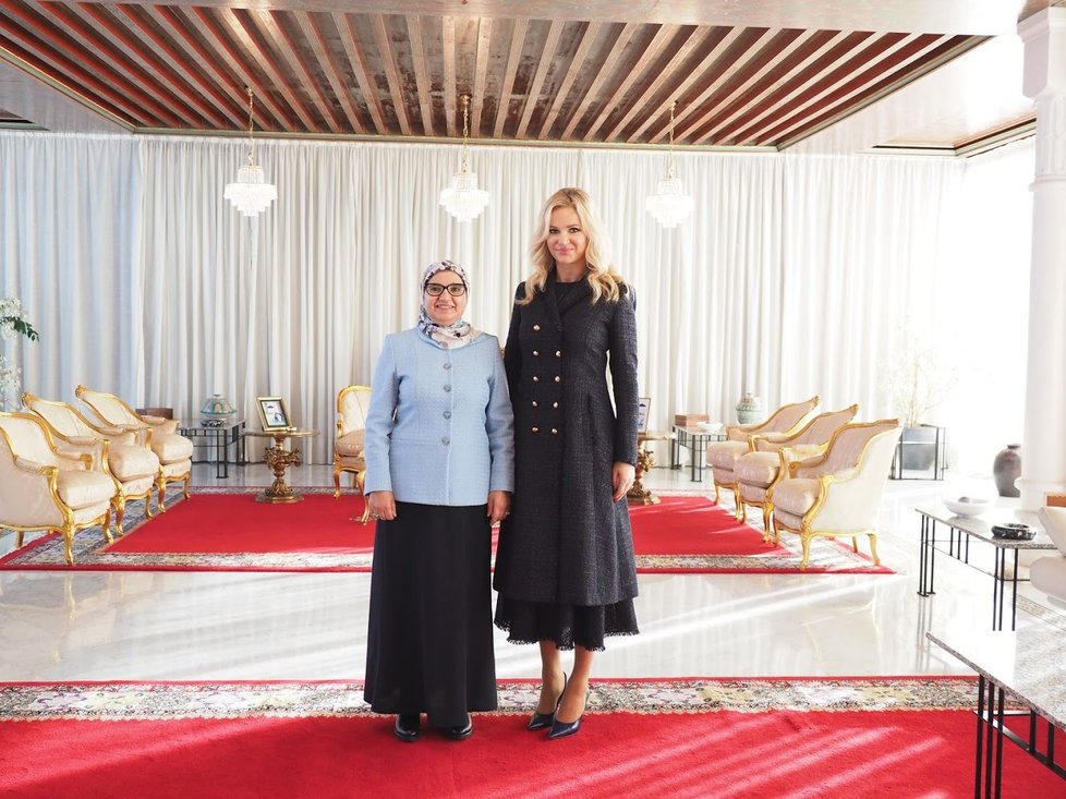 Monika Babišová se učí francouzsky, což se jí při hovoru s manželkou premiéra Maroka hodilo. Obě dámy dělí velký výškový rozdíl.