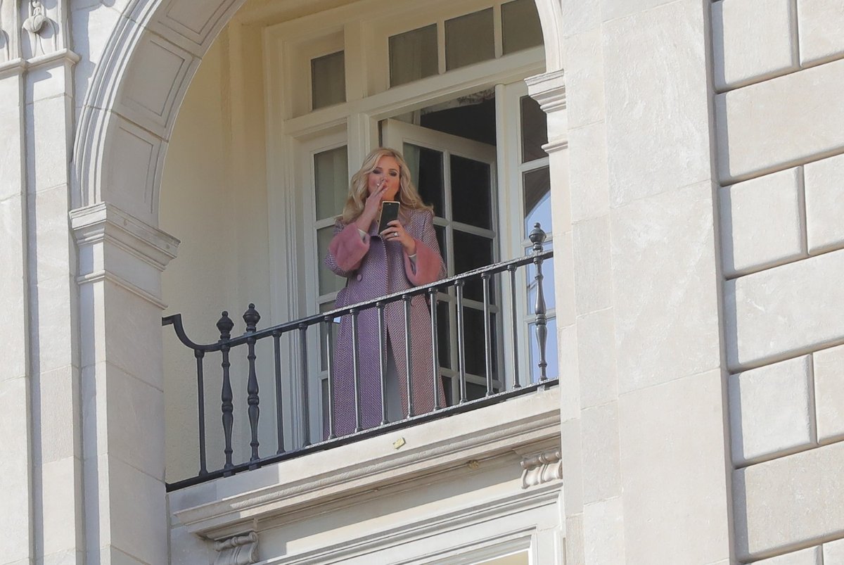 Monika Babišová završila setkání cigaretou na balkóně (7. 3. 2019)
