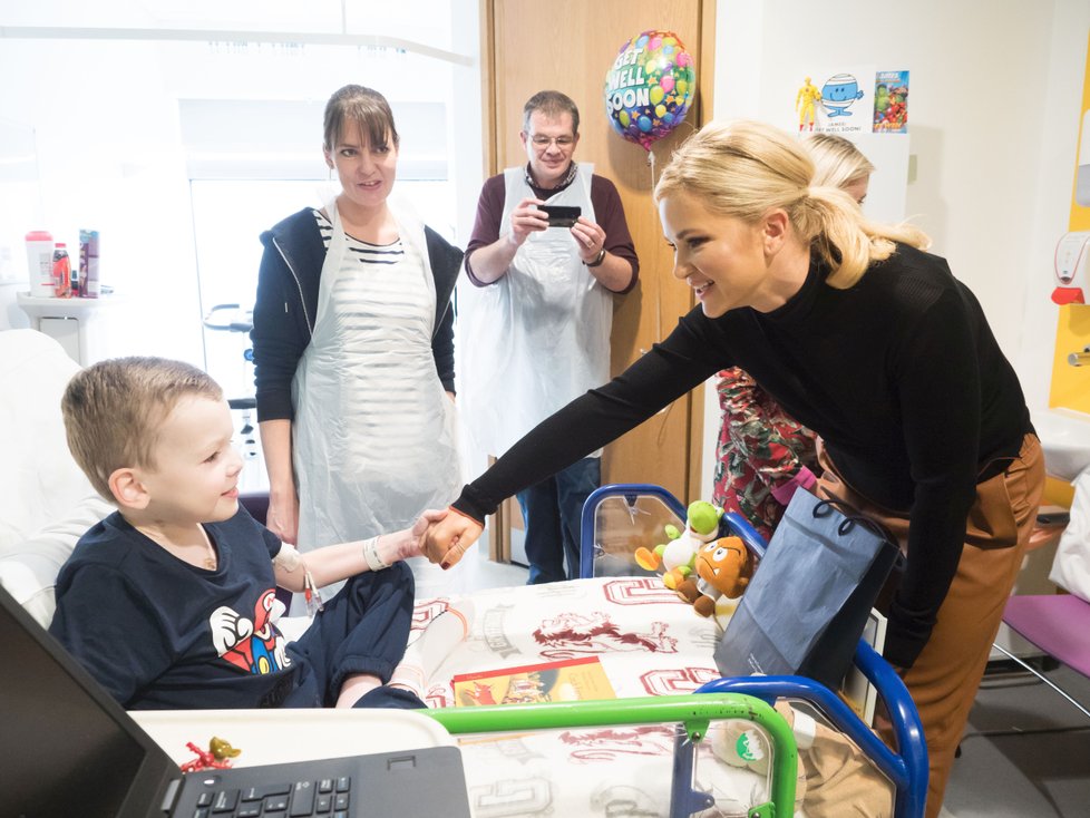 V Londýně Monika Babišová navštívila Great Ormond Street Hospital for Children, kde tým českého lékaře transplantoval 11letému chlapci srdce. Premiérova žena mu dala anglický překlad českých pohádek