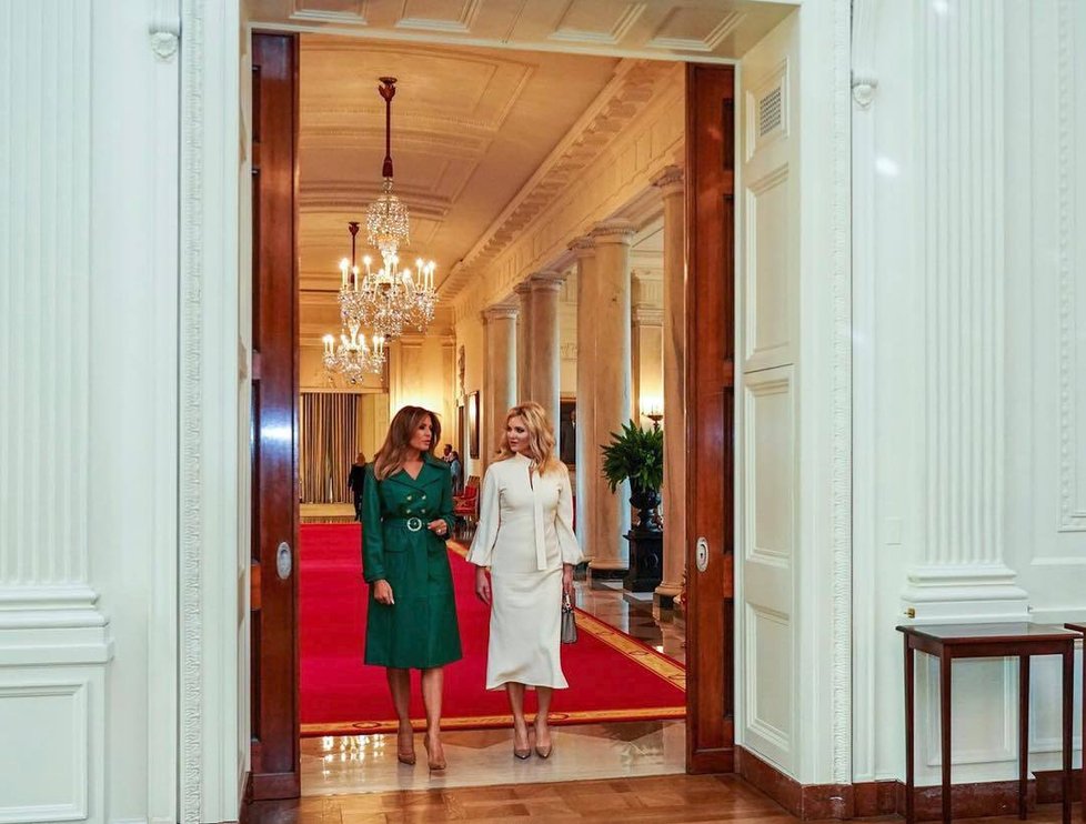 Monika Babišová a Melania Trumpová v na prohlídce Bílém domě