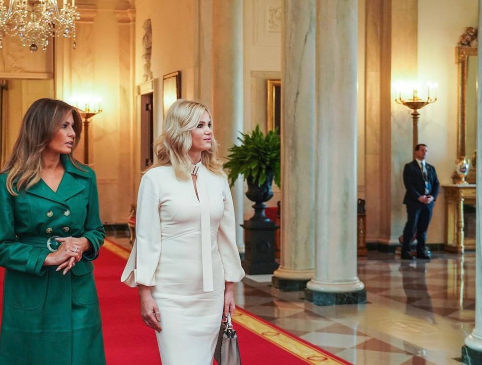 Monika Babišová a Melania Trumpová na prohlídce v Bílém domě.