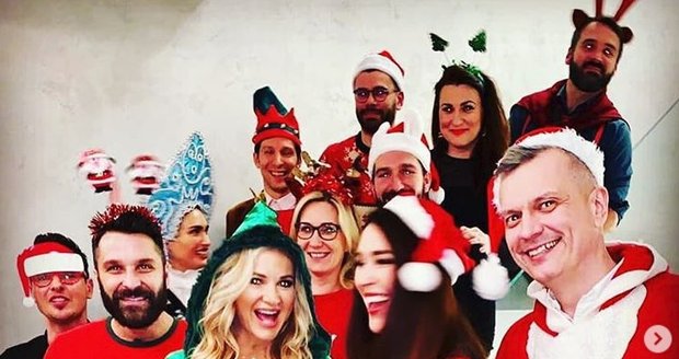 Premiérova manželka Monika Babišová v odvážném převleku na vánoční párty (15.12.2018)