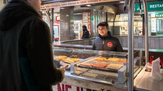 Kostelecké uzeniny rozšiřují síť stánků s hotdogy do obchodních center