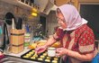 Víchernice Marie Švirgová (82) z Lanžhota létá i přes svůj věk poslední dva roky do Ameriky učit krajany vyšívat lidové ornamenty. Doma ráda peče.