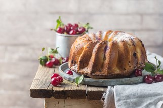 Bábovky, muffiny a spol. aneb 50 tipů na sladké letní pečení plné ovoce 