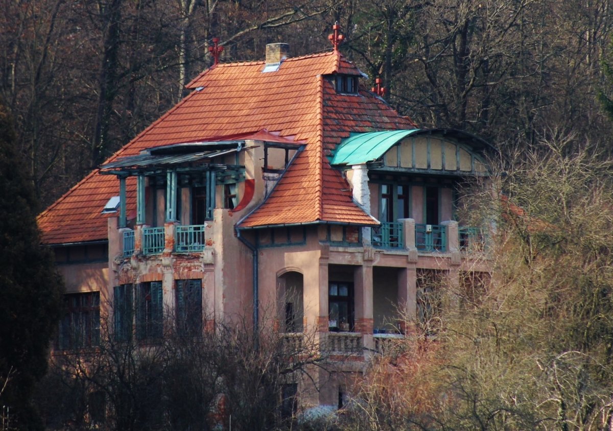 Vila u Hluboké nad Vltavou, kde se natáčela komedie Babovřesky, má bohatou minulost.