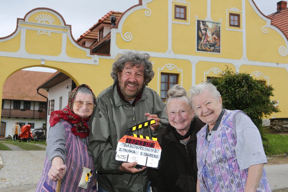 Zdeněk Troška s babkami z Babovřesk