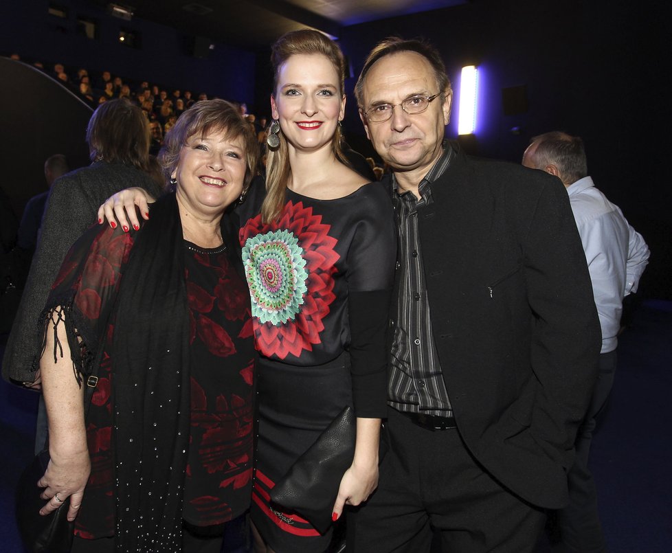 Babovřesky 3: Pavel Kikinčuk s manželkou Jindřiškou (vlevo) a hereckou kolegyní Annou Polívkovou na premiéře