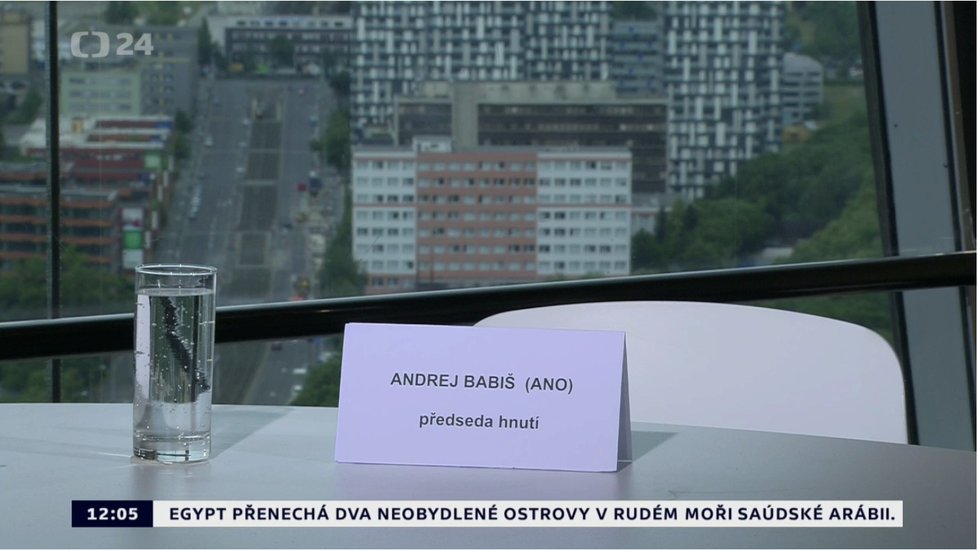 Andrej Babiš opět zrušil účast diskuse v pořadu Václava Moravce. Ve studiu tak byla prázdná židle a na dotazy moderátora odpovídal jen šéf Pirátské strany Ivan Bartoš.
