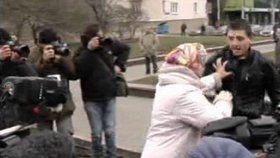 Proruský demonstrant měl co dělat, aby od bábušky nedostal nakládačku.