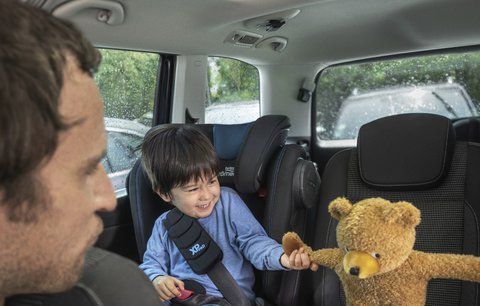 Zásady bezpečného cestování s dětmi v autě 