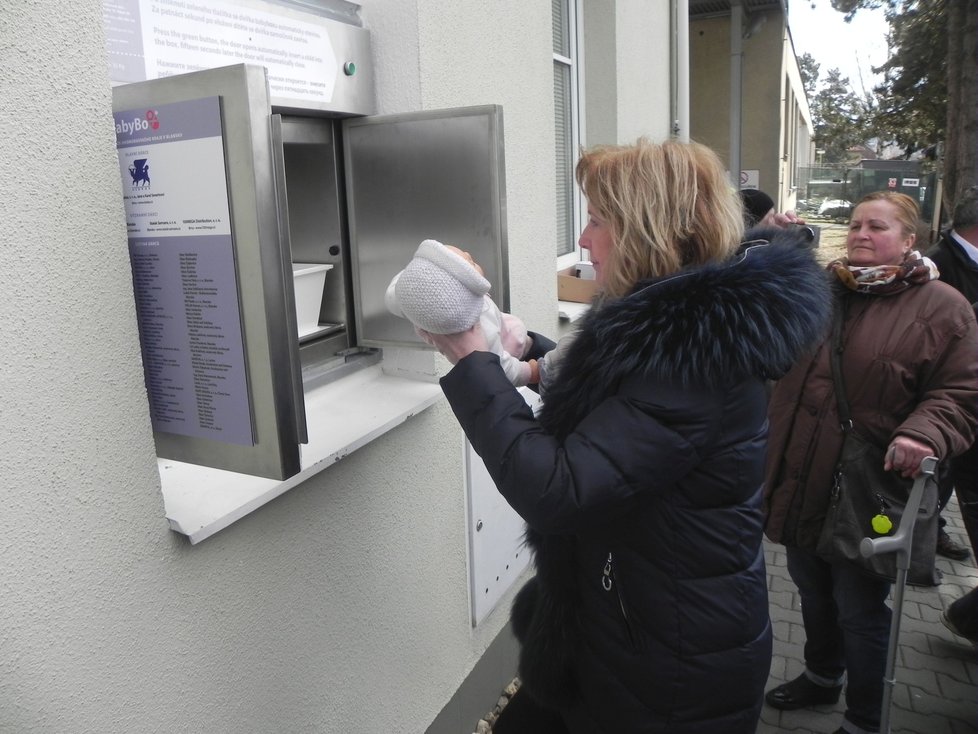 Testovací provoz babyboxu v Blansku obstarala panenka ve velikosti novorozence.