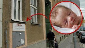 Do babyboxu odložili malou Violku: Do mrazivého rána jí oblékli bílé dupačky a nasadili roušku