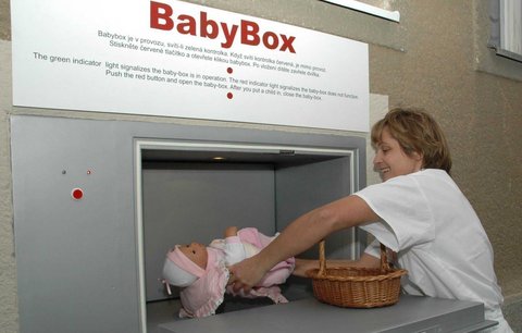 V hloubětínském babyboxu našli třídenní zdravou holčičku