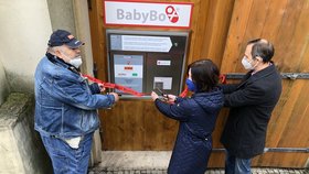 Zakladatel babyboxů Ludvík Hess spolu se starostou Prahy 8 slavnostně zpřístupnili nový babybox u Liběňského zámku