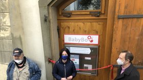 Zakladatel babyboxů Ludvík Hess spolu se starostou Prahy 8 v Říjnu slavnostně zpřístupnili nový babybox u Liběňského zámku
