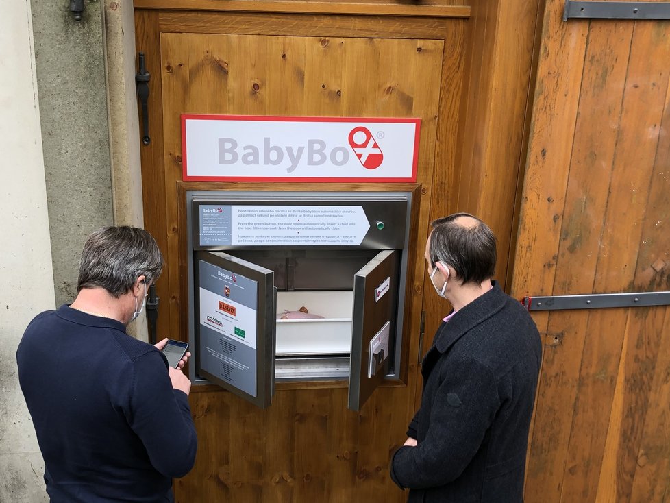 Zakladatel babyboxů Ludvík Hess spolu se starostou Prahy 8 slavnostně zpřístupnili nový babybox u Liběňského zámku.