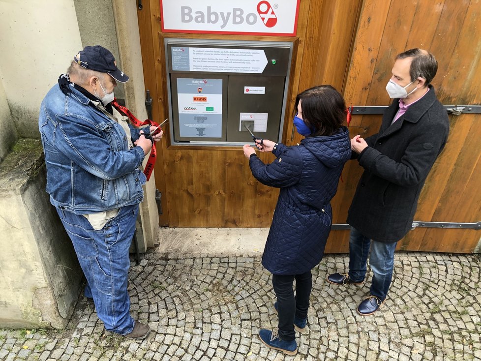 Zakladatel babyboxů Ludvík Hess spolu se starostou Prahy 8 slavnostně zpřístupnili nový babybox u Libeňského zámku