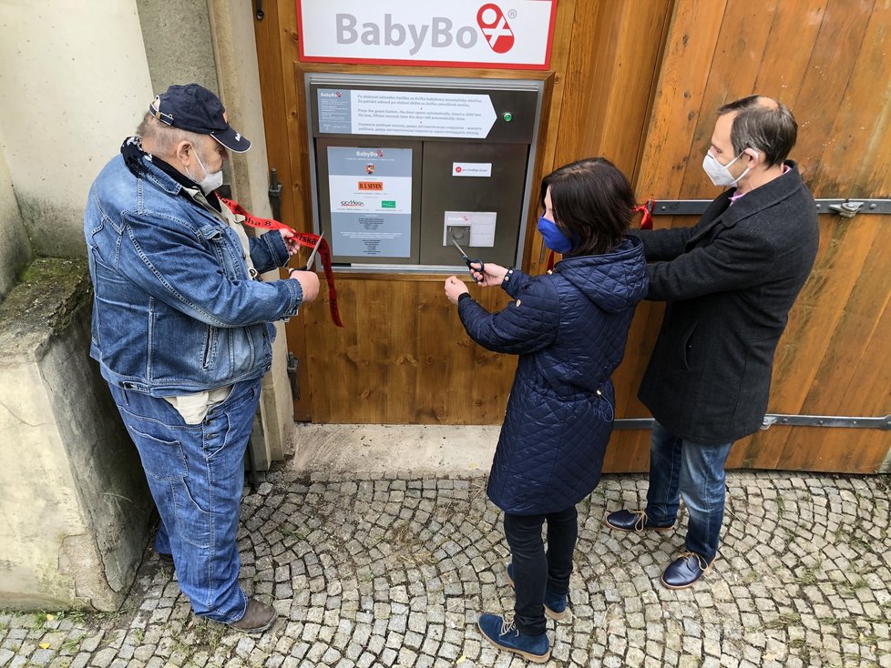 Zakladatel babyboxů Ludvík Hess spolu se starostou Prahy 8 při slavnostním zpřístupnění babyboxu u Libeňského zámku