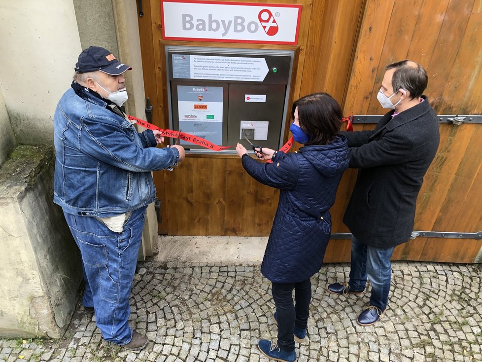 Zakladatel babyboxů Ludvík Hess spolu se starostou Prahy 8 slavnostně zpřístupnili nový babybox u Liběňského zámku.