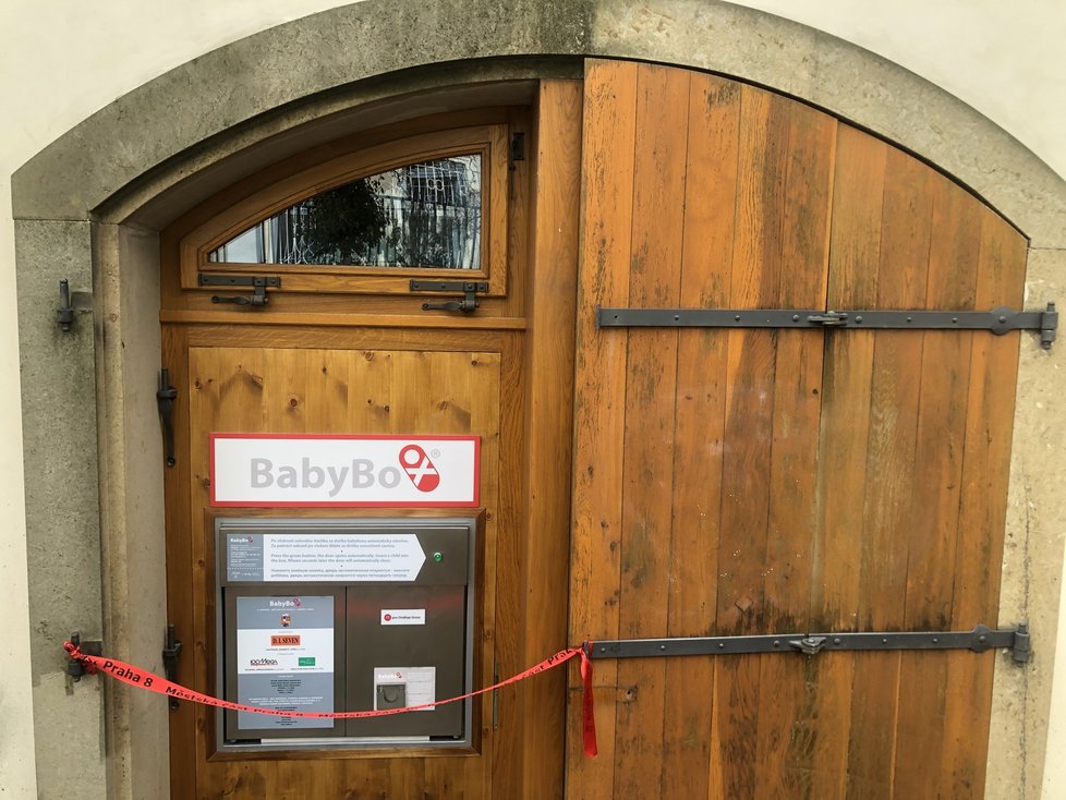 Zakladatel babyboxů Ludvík Hess spolu se starostou Prahy 8 slavnostně zpřístupnili nový babybox u Liběňského zámku.