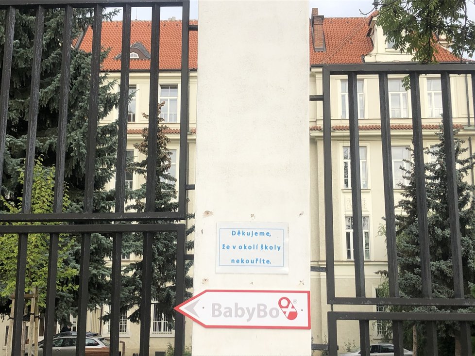 Zakladatel babyboxů Ludvík Hess spolu se starostou Prahy 8 slavnostně zpřístupnili nový babybox u Libeňského zámku