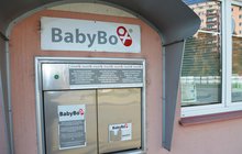 Dvě ženy v nemocnici v Karlových Varech: Tady máte dítě, a my jdeme!