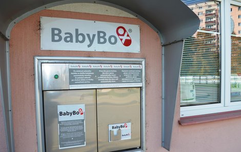 Babybox se otevírá po stisknutí tlačítka, po uplynutí 20 vteřin se samočinně zavře.