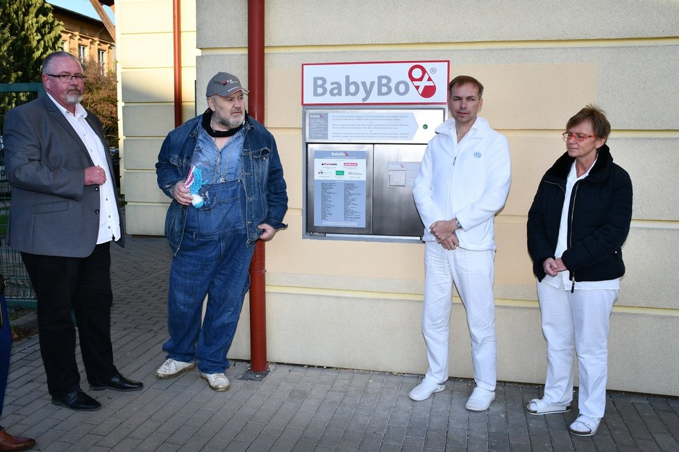 Babybox nové generace byl i za účasti &#34;otce babyboxů&#34; Ludvíka Hesse v Opavě otevřen v roce 2019.