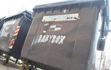 Nejapný žert sprejera: Kontejnery na odpad označil jako babybox