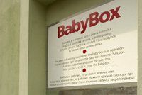 Na nemocniční chodbě našli novorozence, pár metrů od baby-boxu
