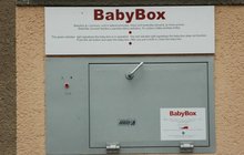 Holčička z babyboxu se jmenuje Viola!