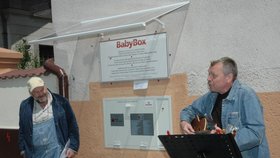 Písničkář Miroslav Paleček (vpravo) složil pro slavnostní chvíli píseň Babybox song. »Duchovní otec« babyboxů Ludvík Hess si nenechal ujít žádné slovo textu.