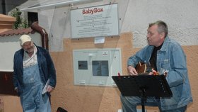 Písničkář Miroslav Paleček (vpravo) složil pro slavnostní chvíli píseň Babybox song. »Duchovní otec« babyboxů Ludvík Hess si nenechal ujít žádné slovo textu.