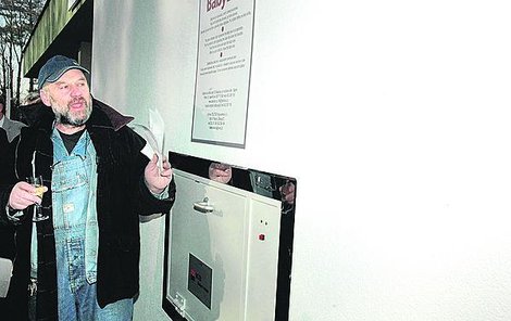 Ludvík Hess u otevírání prvního babyboxu na Vysočině v pelhřimovské nemocnici v roce 2007.