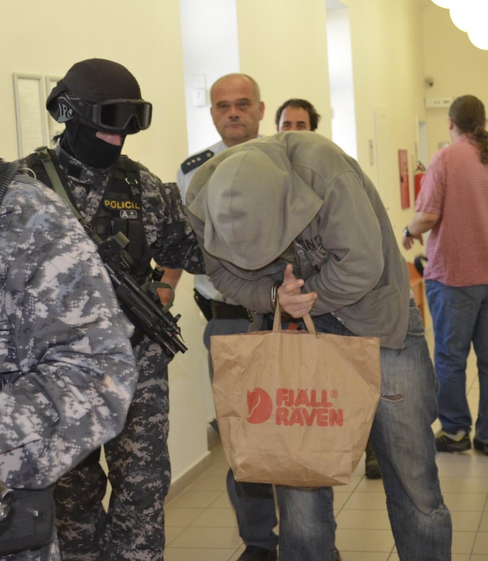 Po zuby ozbrojení strážci dohlíželi na Miloše Babyku (35) loni v září, když ho soud vzal do vazby.
