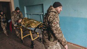 Zranění ukrajinští vojáci byli převezeni do nemocnice z fronty v Bachmutu
