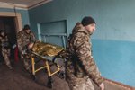 Zranění ukrajinští vojáci byli převezeni do nemocnice z fronty v Bachmutu