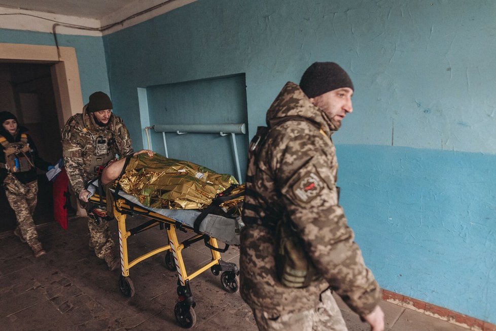 Zranění ukrajinští vojáci byli převezeni do nemocnice z fronty v Bachmutu.