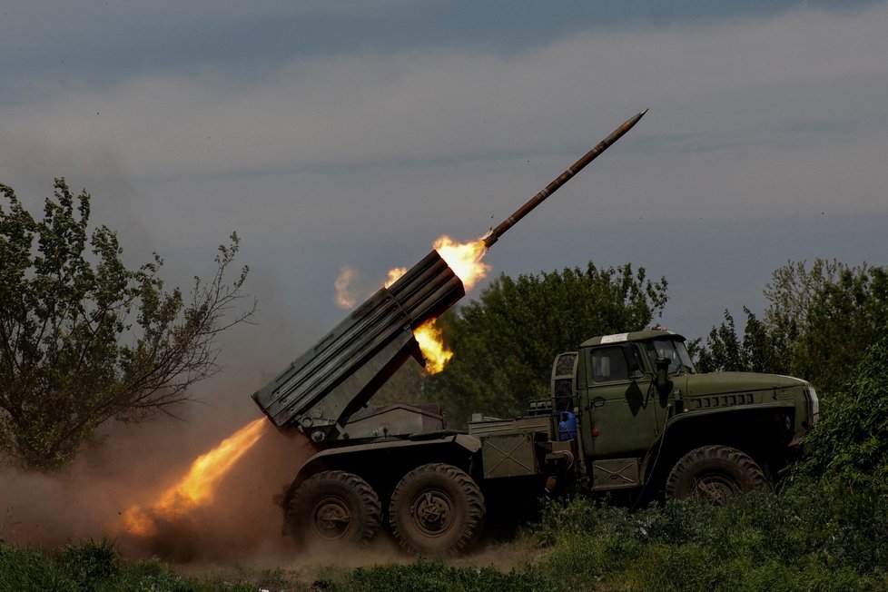 Odpal ze salvového raketometu Grad u Bachmutu (20. 5. 2023)